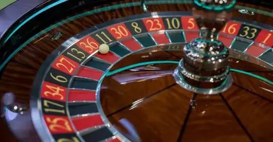 Antarmuka aplikasi koitoti menampilkan permainan Push Gaming dengan dealer langsung di layar mobile